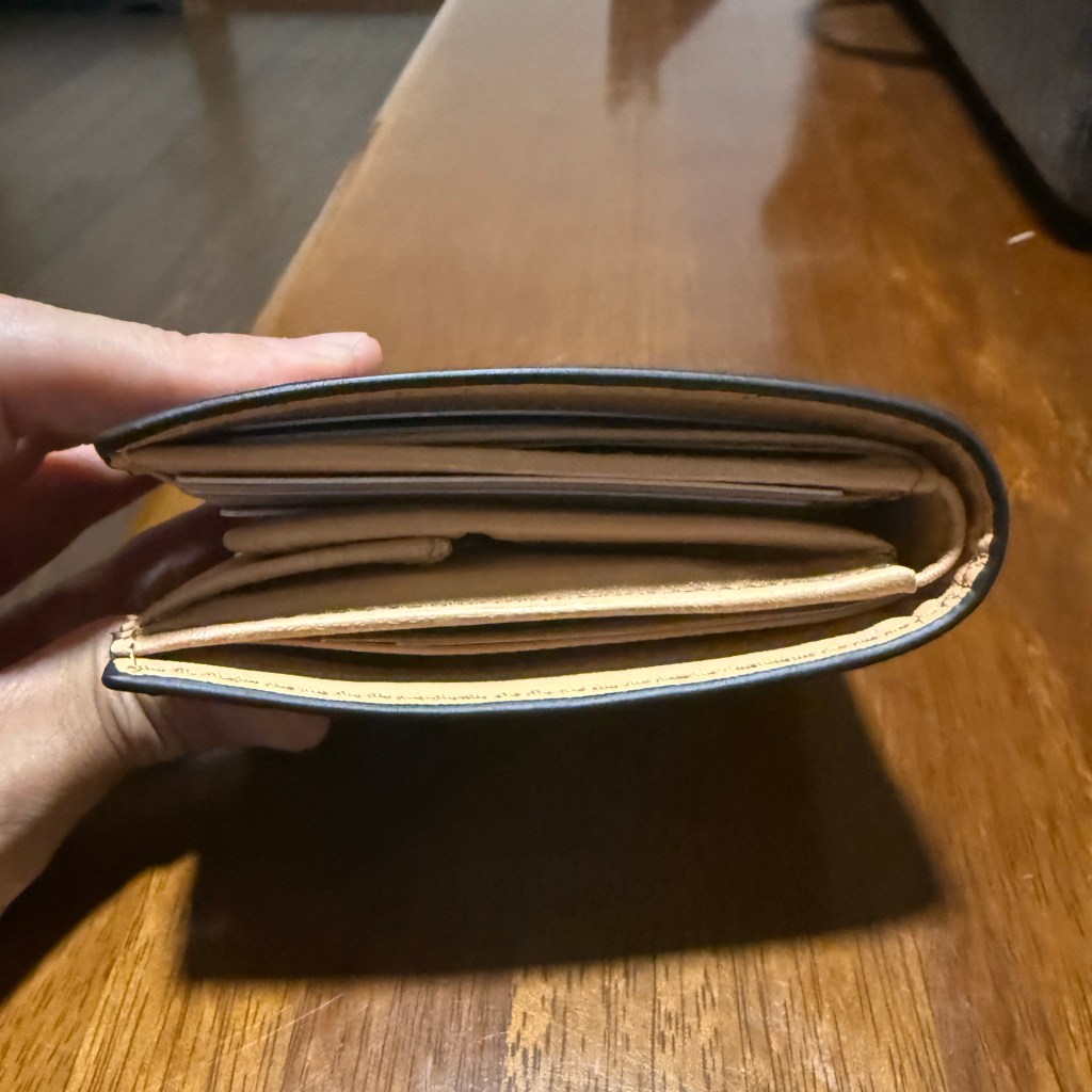 買い替えた薄型の本革二つ折り財布