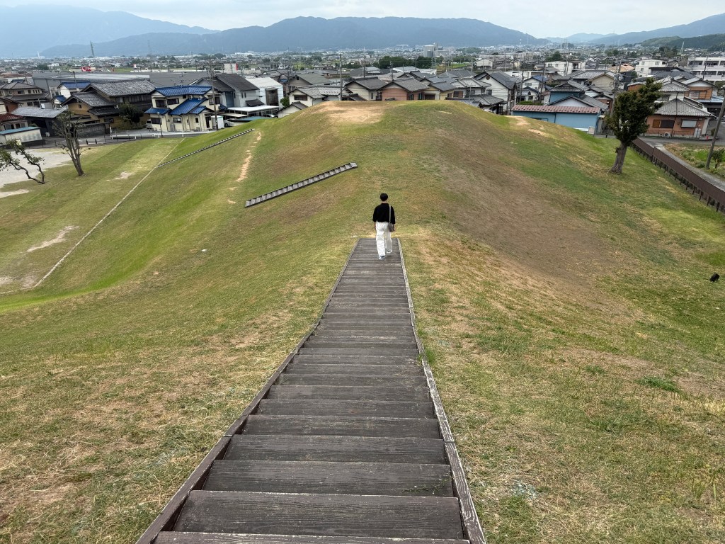 昼飯大塚古墳の後円部から前方部へ続く道